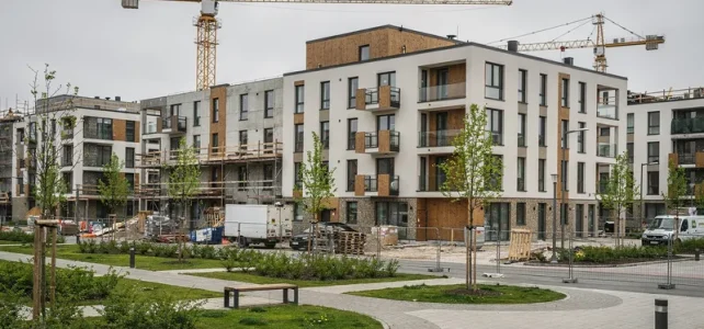 Byggarbetsplats med flerbostadshus under uppförande och grönytor
