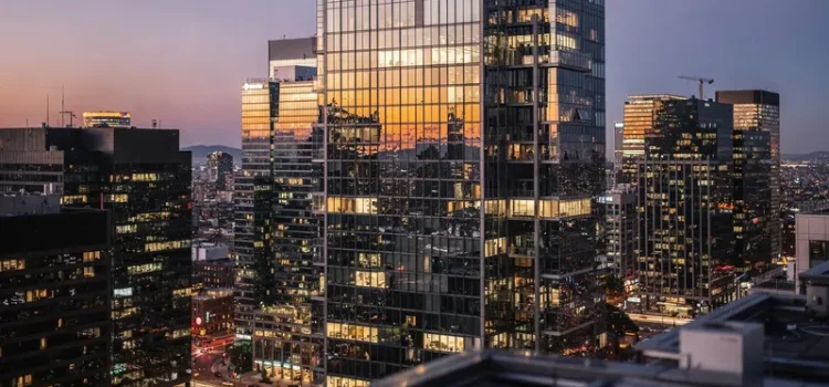 Skyline med höghus i skymning, symboliserar internationell flytt