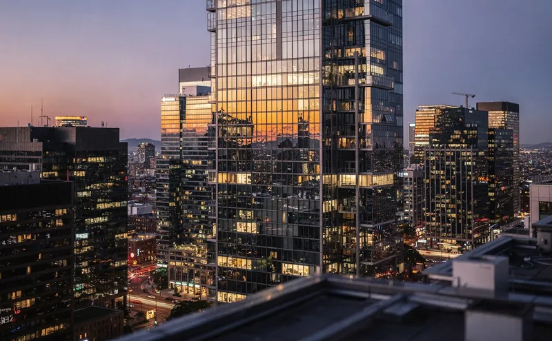 Skyline med höghus i skymning, symboliserar internationell flytt