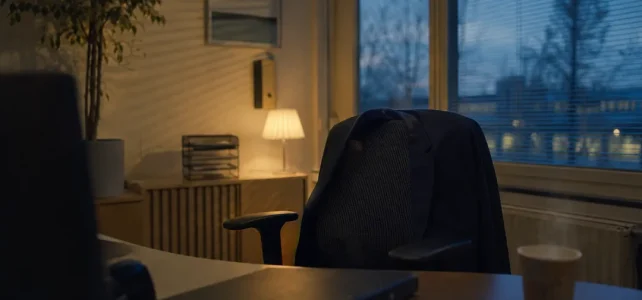 Ny lag ger företagare två månaders rådrum mot personligt ansvar Tomt kontor med kavaj över stolen, symbol för företagares situation vid ny lag