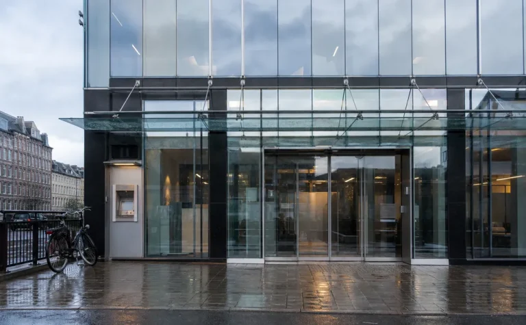 Bankfasad i grått morgonljus, symbol för räntebesked och bolån