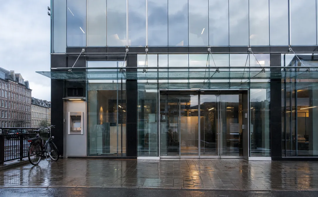 Bankfasad i grått morgonljus, symbol för räntebesked och bolån