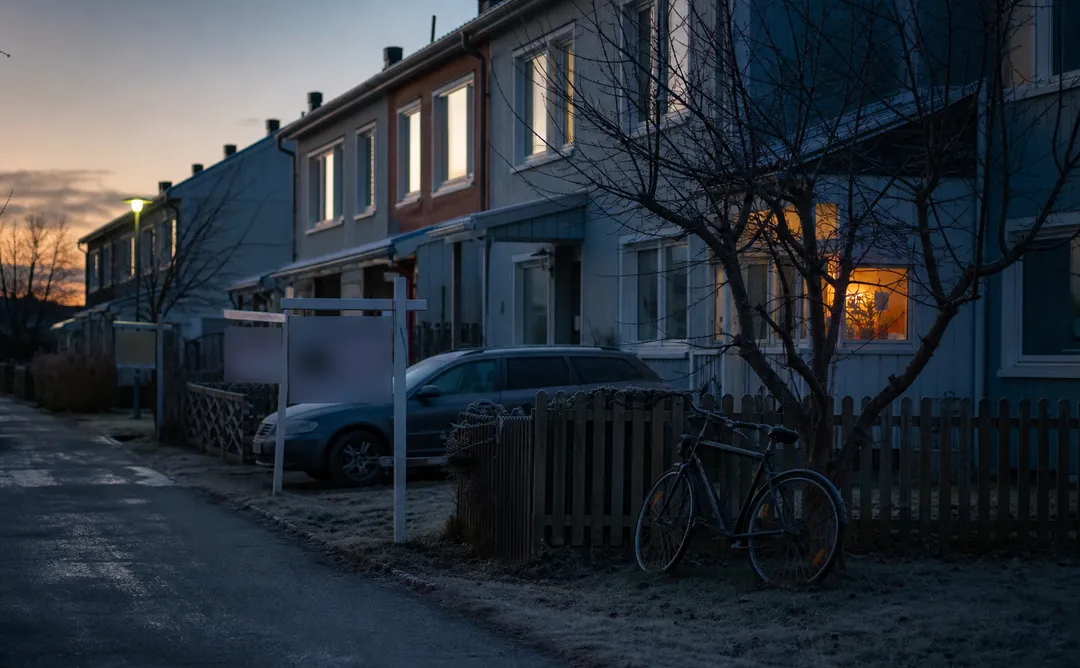 Bostadsområde i vinterkväll som symboliserar bostadsmarknaden inför räntehöjning